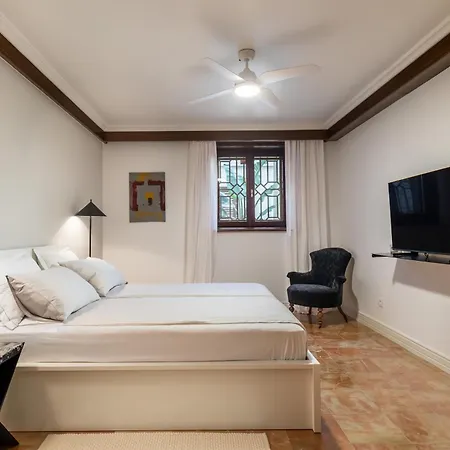 Mariuci With Lush Terrace And Private Garage Apartman Split