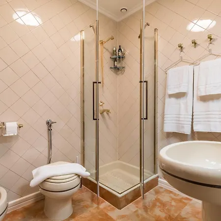 Mariuci With Lush Terrace And Private Garage Apartman