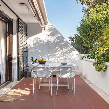Apartman Mariuci With Lush Terrace And Private Garage Split