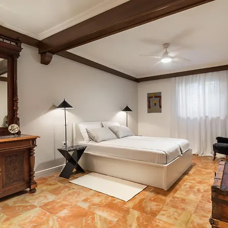 Apartman Mariuci With Lush Terrace And Private Garage