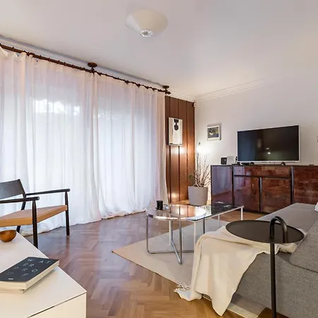 Appartement Mariuci With Lush Terrace And Private Garage