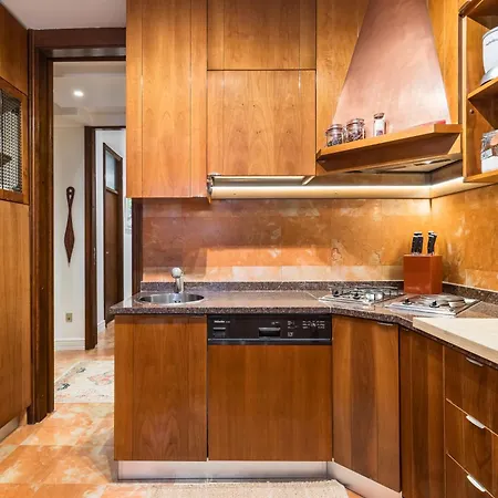 Appartement Mariuci With Lush Terrace And Private Garage *