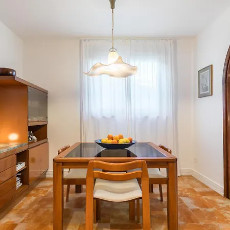 Appartement Mariuci With Lush Terrace And Private Garage