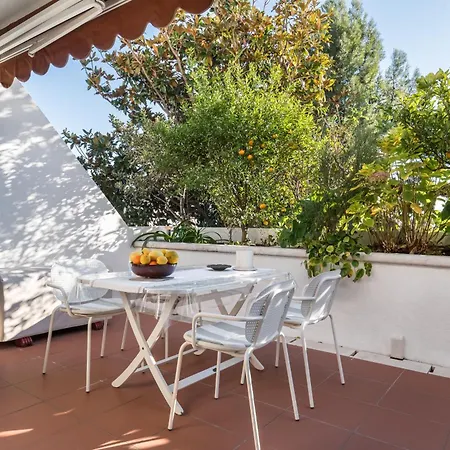 Mariuci With Lush Terrace And Private Garage アパート *