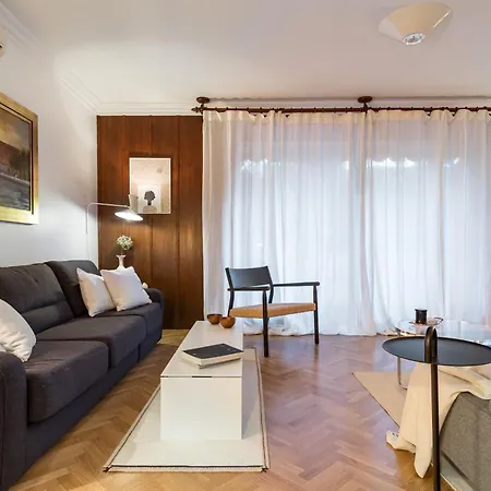 Mariuci With Lush Terrace And Private Garage Appartement