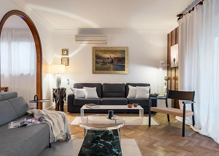 Mariuci With Lush Terrace And Private Garage * Spalato