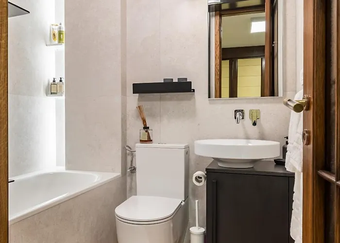 Mariuci With Lush Terrace And Private Garage Appartamento