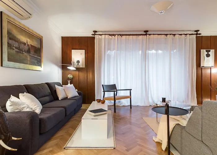 Mariuci With Lush Terrace And Private Garage Appartamento