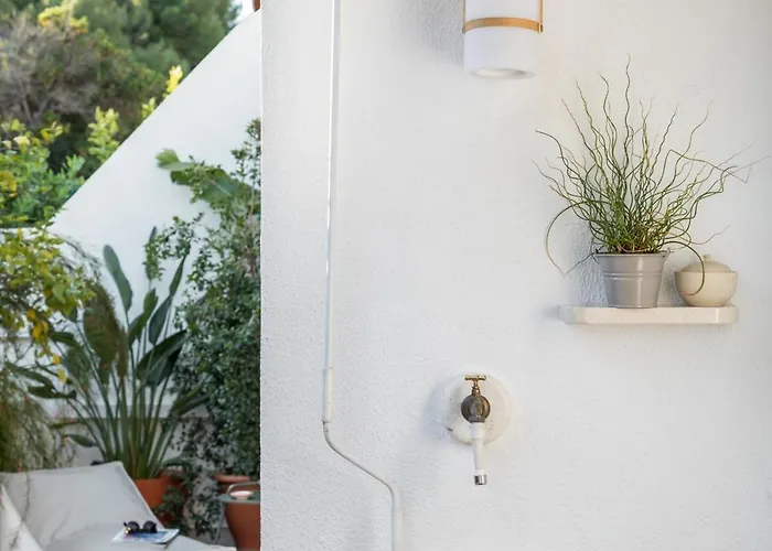 Appartamento Mariuci With Lush Terrace And Private Garage *