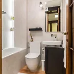Mariuci With Lush Terrace And Private Garage Daire