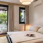 Daire Mariuci With Lush Terrace And Private Garage *