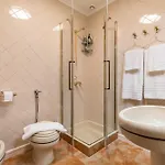 Mariuci With Lush Terrace And Private Garage Daire