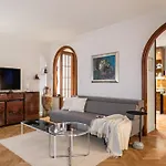 Daire Mariuci With Lush Terrace And Private Garage *