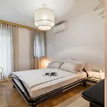 Daire Mariuci With Lush Terrace And Private Garage