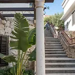 Mariuci With Lush Terrace And Private Garage Daire *