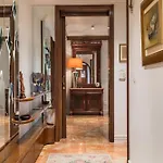 Daire Mariuci With Lush Terrace And Private Garage