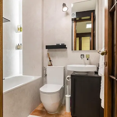 Mariuci With Lush Terrace And Private Garage Appartamento