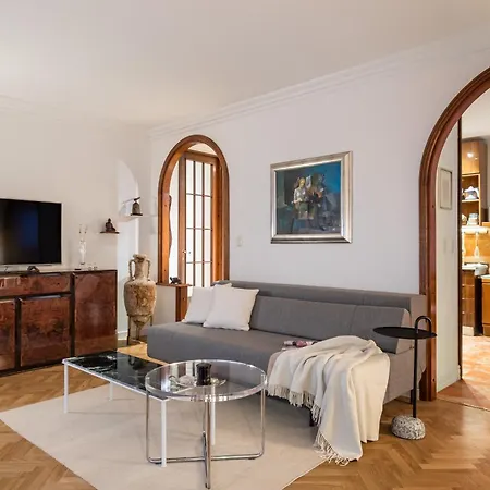 Appartamento Mariuci With Lush Terrace And Private Garage *