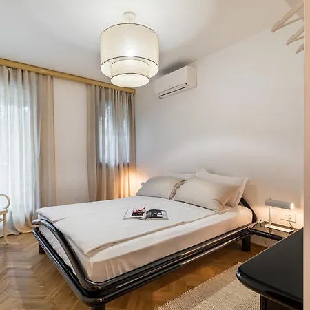 Appartamento Mariuci With Lush Terrace And Private Garage