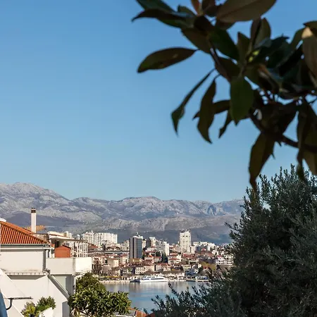 Mariuci With Lush Terrace And Private Garage Appartamento Spalato