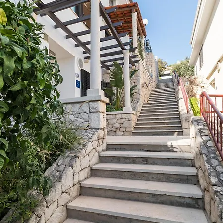 Appartamento Mariuci With Lush Terrace And Private Garage *