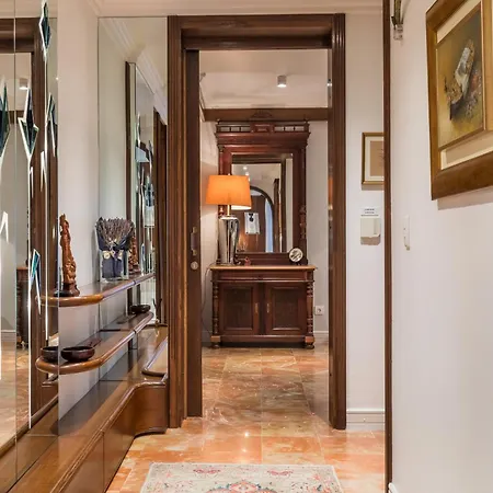 Appartamento Mariuci With Lush Terrace And Private Garage