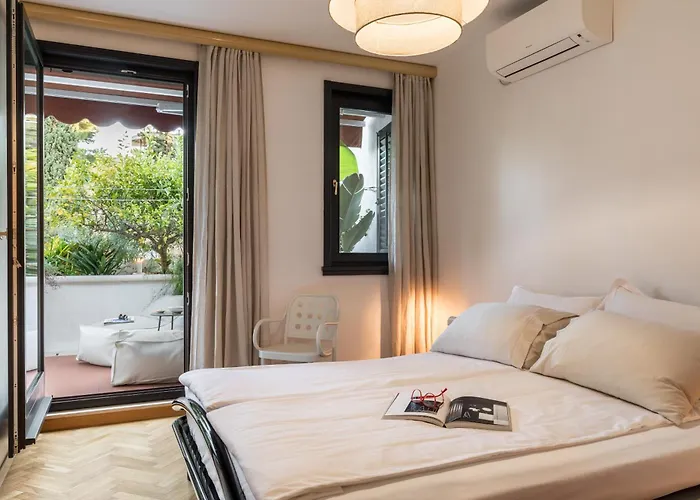 Apartmán Mariuci With Lush Terrace And Private Garage *