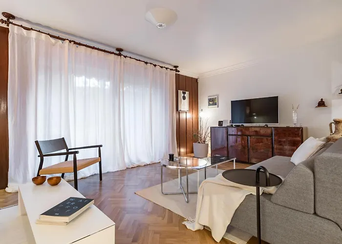 Apartmán Mariuci With Lush Terrace And Private Garage
