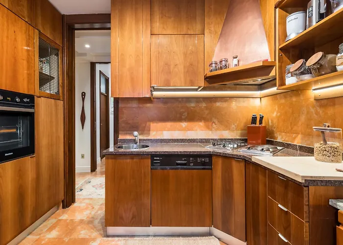 Apartmán Mariuci With Lush Terrace And Private Garage *