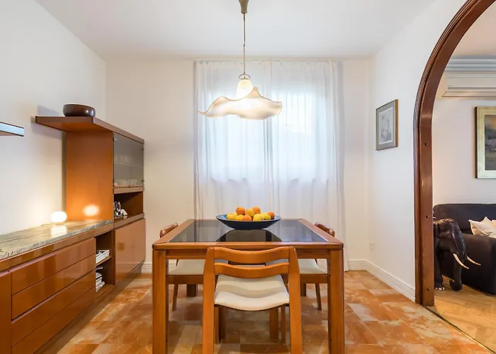 Apartmán Mariuci With Lush Terrace And Private Garage
