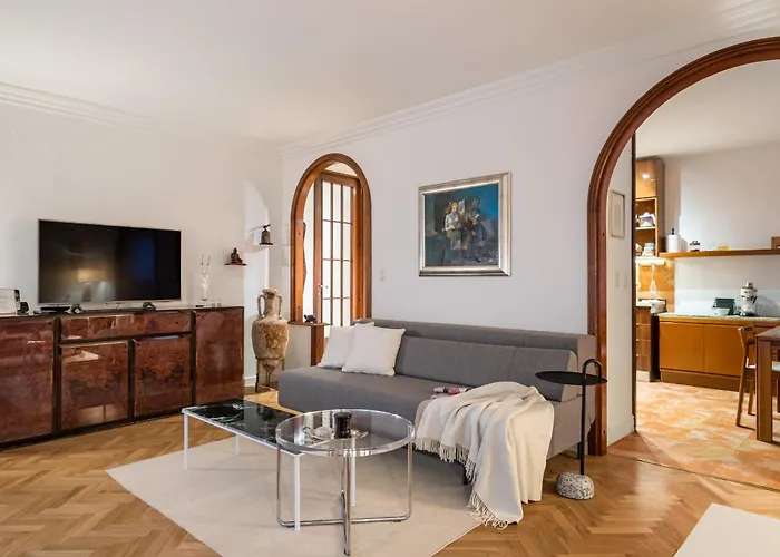 Apartmán Mariuci With Lush Terrace And Private Garage *
