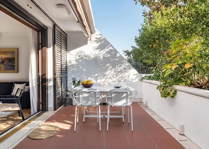 Apartmán Mariuci With Lush Terrace And Private Garage Split