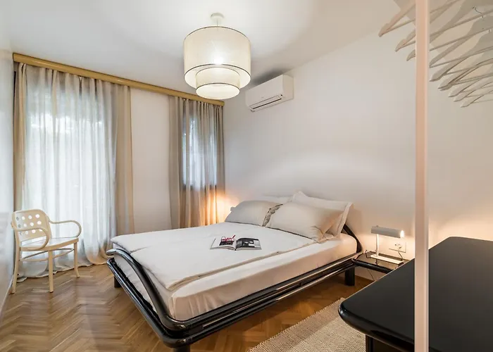 Apartmán Mariuci With Lush Terrace And Private Garage