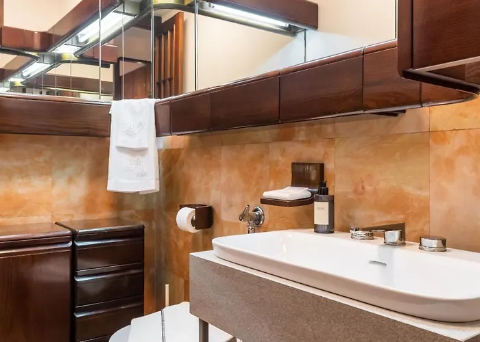 Apartmán Mariuci With Lush Terrace And Private Garage *