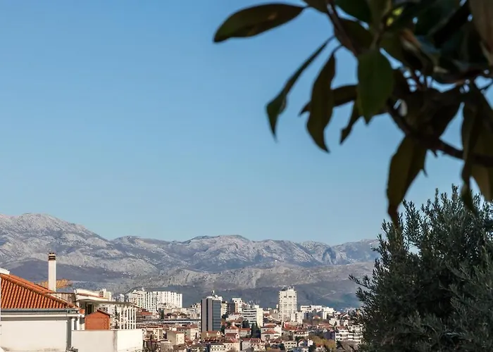 Mariuci With Lush Terrace And Private Garage Apartmán Split