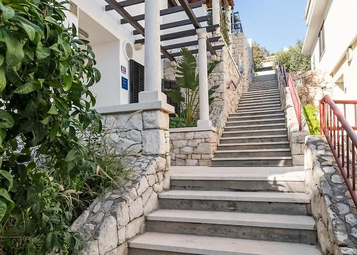 Apartmán Mariuci With Lush Terrace And Private Garage *