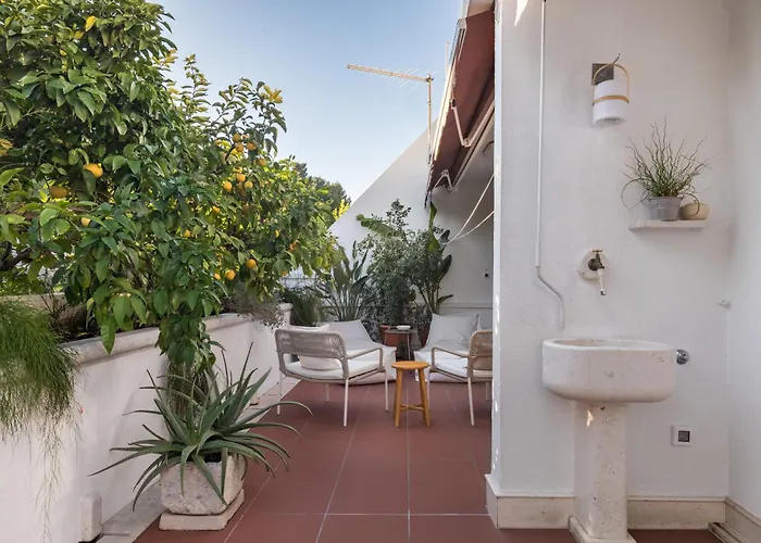 Apartmán Mariuci With Lush Terrace And Private Garage Split