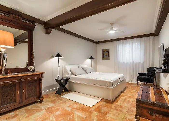 Apartmán Mariuci With Lush Terrace And Private Garage
