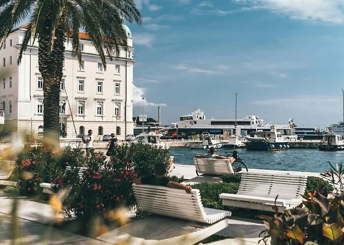 Mariuci With Lush Terrace And Private Garage