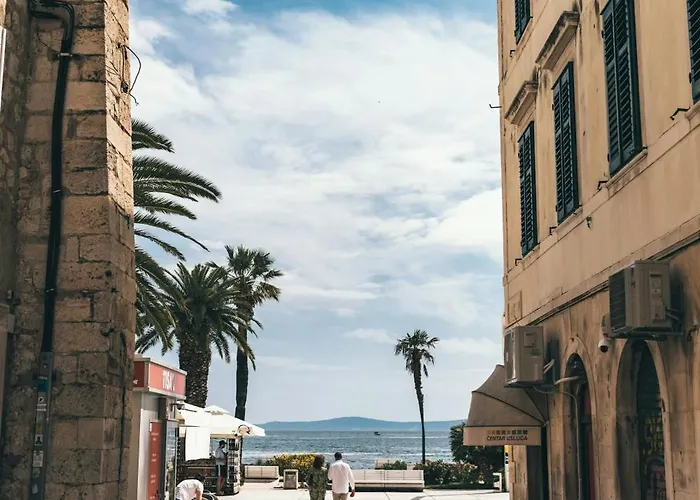 Mariuci With Lush Terrace And Private Garage Split