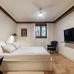 Mariuci With Lush Terrace And Private Garage Apartament Split