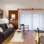 Mariuci With Lush Terrace And Private Garage Apartament